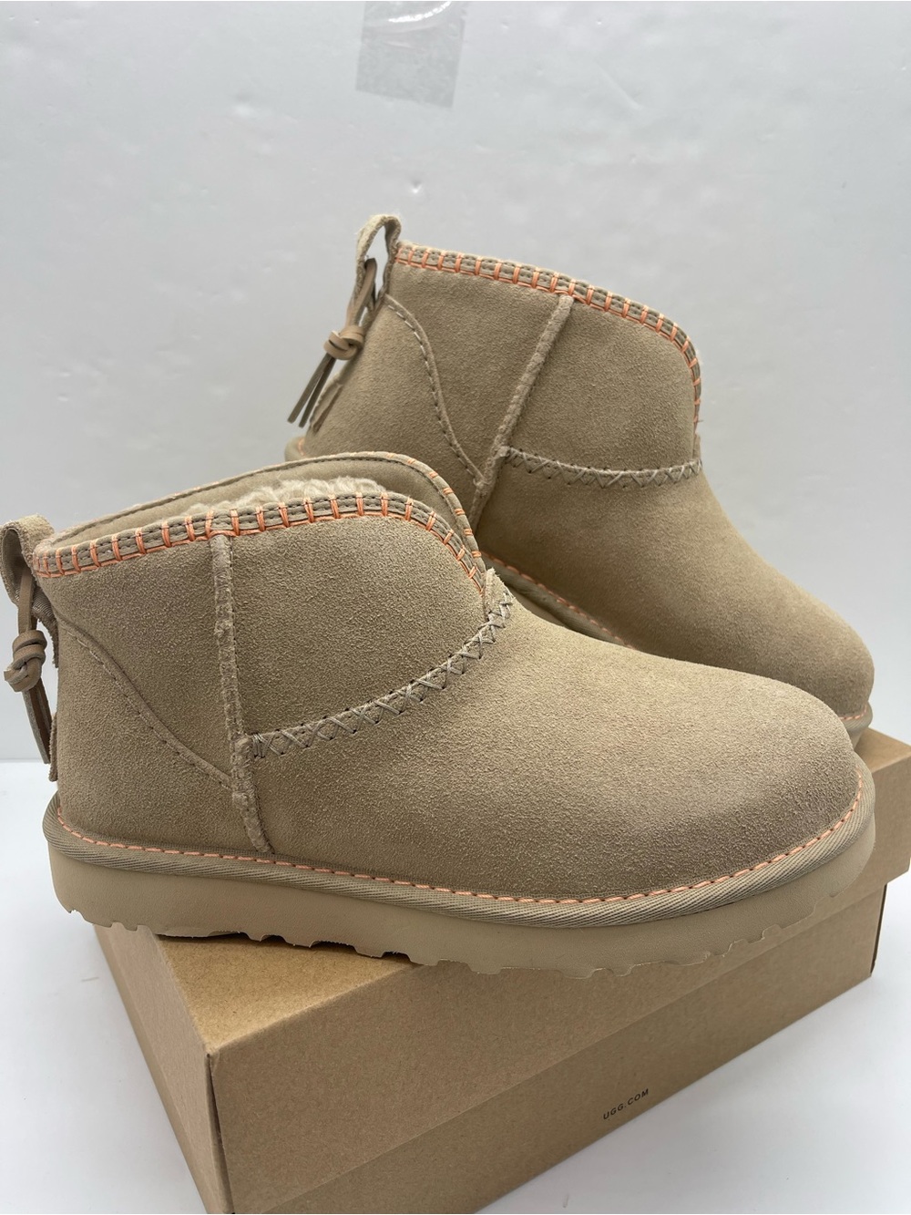 UGG W CLASSIC ULTRA MINI ELARIA
MDSD - Mustard Seed
Ankle Booties Shearling - Picture 7 of 16